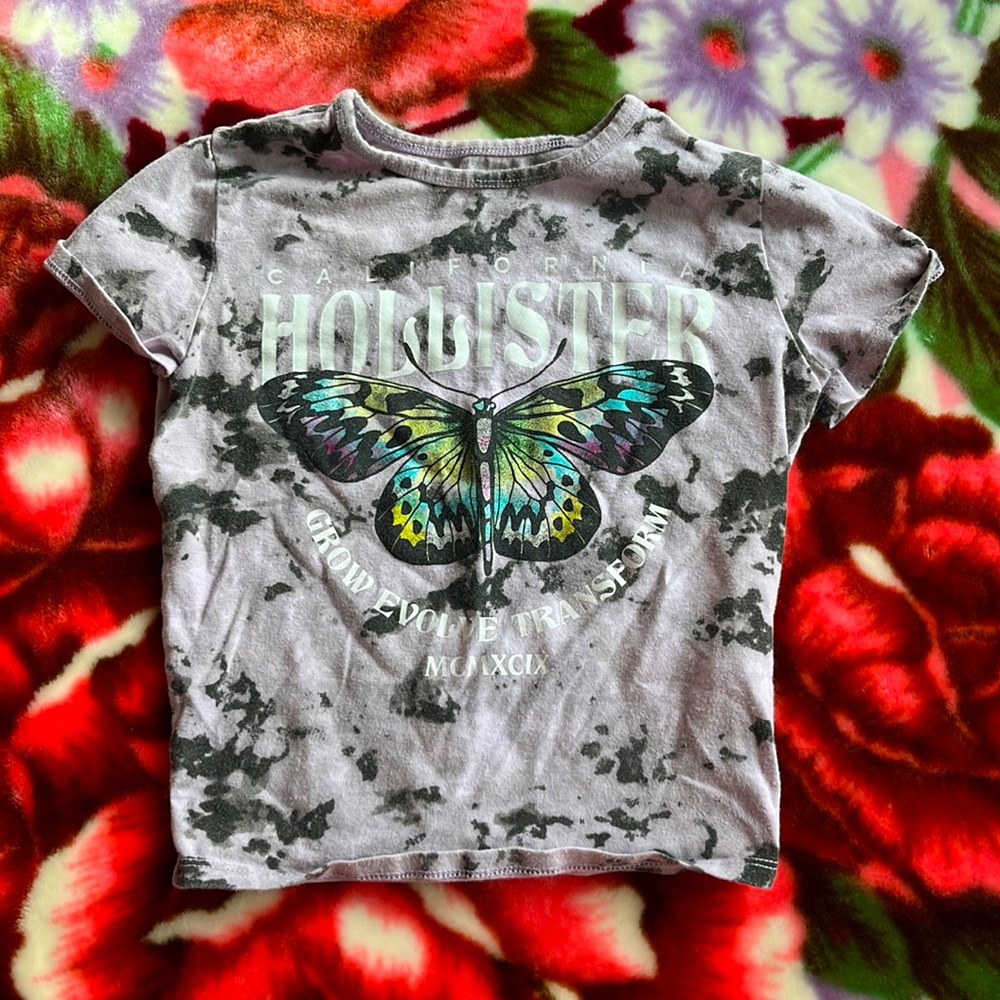 Hollister —•— T-shirt crop —•— worn —•— some fuzzies at collar —•— butterfly